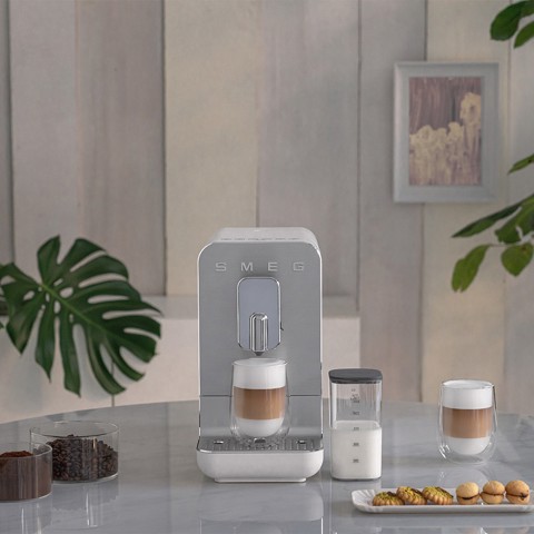 Smeg Macchina da Caffè Automatica con sistema latte Collezione Aesthetic – Bianco – BCC13WHMEU