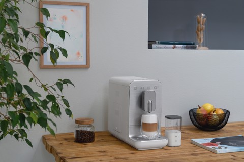 Smeg Macchina da Caffè Automatica con sistema latte Collezione Aesthetic – Bianco – BCC13WHMEU