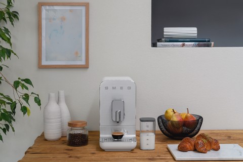 Smeg Macchina da Caffè Automatica con sistema latte Collezione Aesthetic – Bianco – BCC13WHMEU