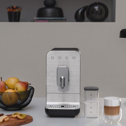 Smeg Macchina da Caffè Automatica con sistema latte Collezione Aesthetic – Nero – BCC13BLMEU