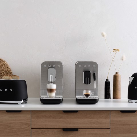 Smeg Macchina da Caffè Automatica con sistema latte Collezione Aesthetic – Nero – BCC13BLMEU