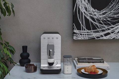 Smeg Macchina da Caffè Automatica con sistema latte Collezione Aesthetic – Nero – BCC13BLMEU