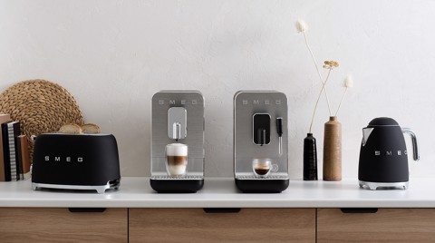 Smeg Macchina da Caffè Automatica con sistema latte Collezione Aesthetic – Nero – BCC13BLMEU
