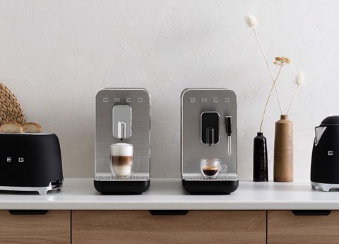 Smeg Macchina da Caffè Automatica con sistema latte Collezione Aesthetic – Nero – BCC13BLMEU