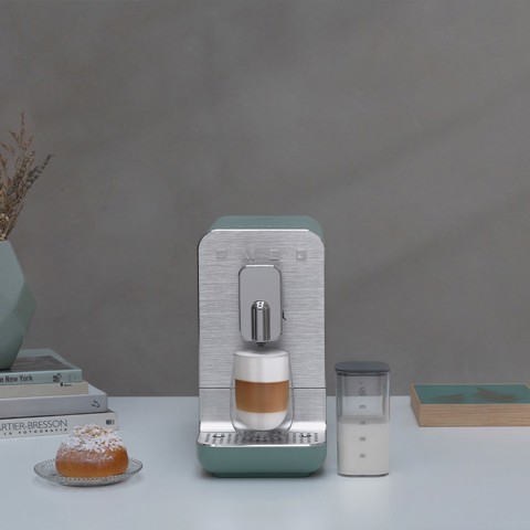 Smeg Macchina da Caffè Automatica con sistema latte Collezione Aesthetic – Verde Smeraldo – BCC13EGMEU