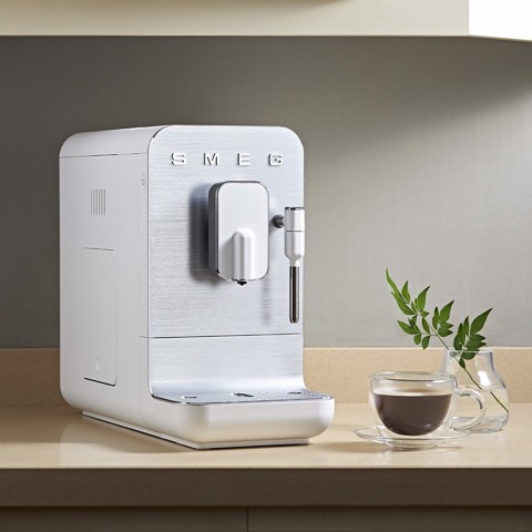 Smeg Macchina da Caffè Automatica lancia vapore Collezione Aesthetic – Bianco – BCC12WHMEU