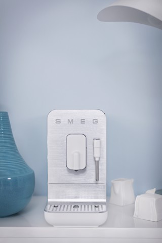 Smeg Macchina da Caffè Automatica lancia vapore Collezione Aesthetic – Bianco – BCC12WHMEU
