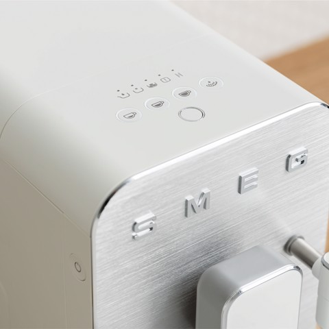 Smeg Macchina da Caffè Automatica lancia vapore Collezione Aesthetic – Bianco – BCC12WHMEU