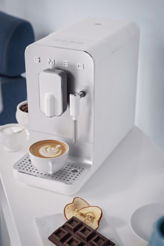 Smeg Macchina da Caffè Automatica lancia vapore Collezione Aesthetic – Bianco – BCC12WHMEU