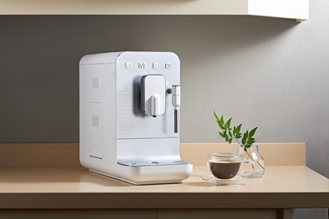 Smeg Macchina da Caffè Automatica lancia vapore Collezione Aesthetic – Bianco – BCC12WHMEU