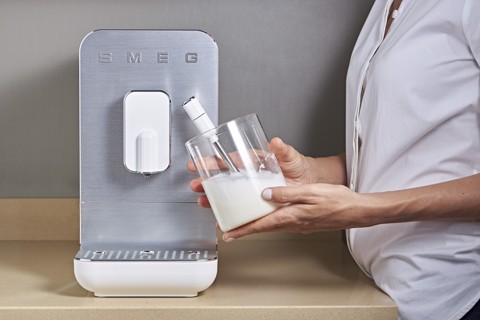 Smeg Macchina da Caffè Automatica lancia vapore Collezione Aesthetic – Bianco – BCC12WHMEU