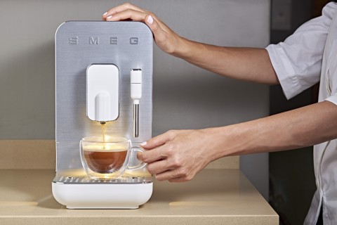 Smeg Macchina da Caffè Automatica lancia vapore Collezione Aesthetic – Bianco – BCC12WHMEU
