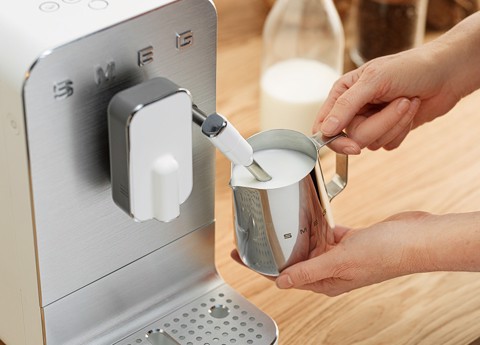 Smeg Macchina da Caffè Automatica lancia vapore Collezione Aesthetic – Bianco – BCC12WHMEU