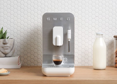 Smeg Macchina da Caffè Automatica lancia vapore Collezione Aesthetic – Bianco – BCC12WHMEU