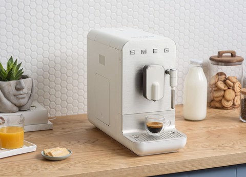 Smeg Macchina da Caffè Automatica lancia vapore Collezione Aesthetic – Bianco – BCC12WHMEU
