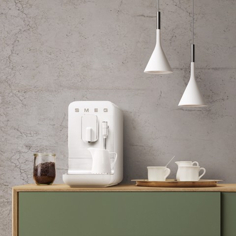 Smeg Macchina da Caffè Automatica lancia vapore Collezione Aesthetic – Bianco – BCC12WHMEU