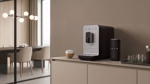 Smeg Macchina da Caffè Automatica lancia vapore Collezione Aesthetic – Nero – BCC11BLMEU