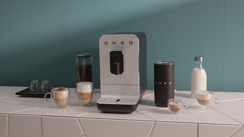 Smeg Macchina da Caffè Automatica lancia vapore Collezione Aesthetic – Nero – BCC11BLMEU