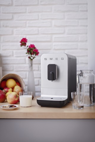 Smeg Macchina da Caffè Automatica lancia vapore Collezione Aesthetic – Nero – BCC11BLMEU