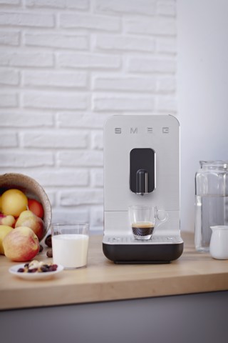 Smeg Macchina da Caffè Automatica lancia vapore Collezione Aesthetic – Nero – BCC11BLMEU