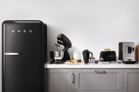 Smeg Macchina da Caffè Automatica lancia vapore Collezione Aesthetic – Nero – BCC11BLMEU