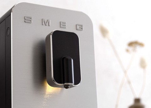 Smeg Macchina da Caffè Automatica lancia vapore Collezione Aesthetic – Nero – BCC11BLMEU
