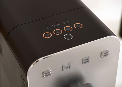 Smeg Macchina da Caffè Automatica lancia vapore Collezione Aesthetic – Nero – BCC11BLMEU