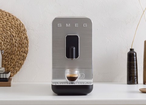 Smeg Macchina da Caffè Automatica lancia vapore Collezione Aesthetic – Nero – BCC11BLMEU