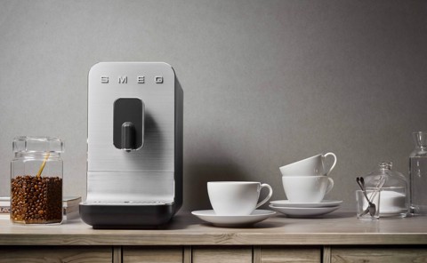 Smeg Macchina da Caffè Automatica lancia vapore Collezione Aesthetic – Nero – BCC11BLMEU
