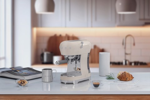 Smeg Macchina da Caffè Espresso Manuale 50's Style – Panna LUCIDO – ECF02CREU