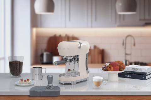 Smeg Macchina da Caffè Espresso Manuale 50's Style – Panna LUCIDO – ECF02CREU