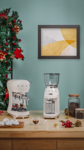 Smeg Macchina da Caffè Espresso Manuale 50's Style – Panna LUCIDO – ECF02CREU