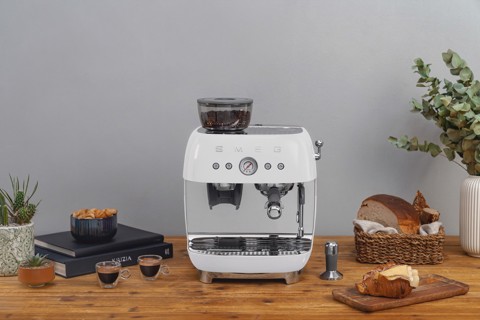 Smeg Macchina da Caffè Espresso Manuale con macinacaffè integrato 50's Style – Bianco LUCIDO – EGF03WHEU