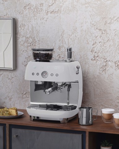 Smeg Macchina da Caffè Espresso Manuale con macinacaffè integrato 50's Style – Bianco LUCIDO – EGF03WHEU