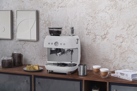 Smeg Macchina da Caffè Espresso Manuale con macinacaffè integrato 50's Style – Bianco LUCIDO – EGF03WHEU