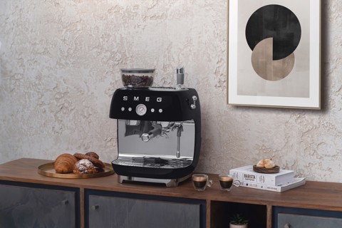 Smeg Macchina da Caffè Espresso Manuale con macinacaffè integrato 50's Style – Nero LUCIDO – EGF03BLEU