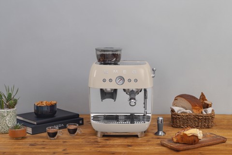 Smeg Macchina da Caffè Espresso Manuale con macinacaffè integrato 50's Style – Panna LUCIDO – EGF03CREU
