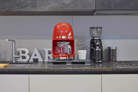Smeg Macchina da Caffè Filtro 50's Style – Rosso LUCIDO – DCF02RDEU