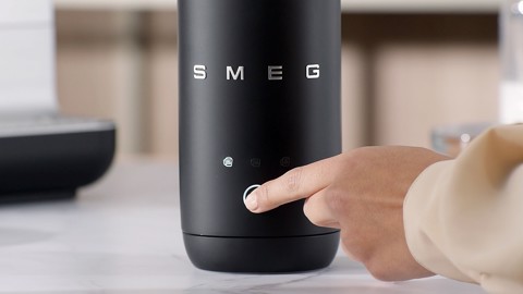 Smeg MFF02BLMEU montalatte e scaldalatte Nero