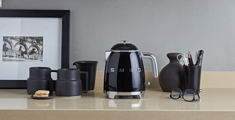 Smeg Mini Bollitore 50's Style – Nero LUCIDO – KLF05BLEU