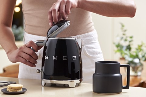 Smeg Mini Bollitore 50's Style – Nero LUCIDO – KLF05BLEU
