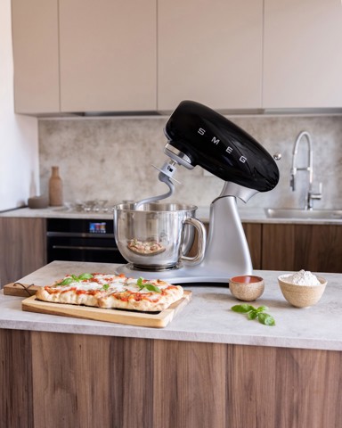 Smeg SMF04BLEU sbattitore Sbattitore con base 800 W Nero