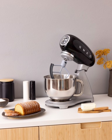 Smeg SMF04BLEU sbattitore Sbattitore con base 800 W Nero