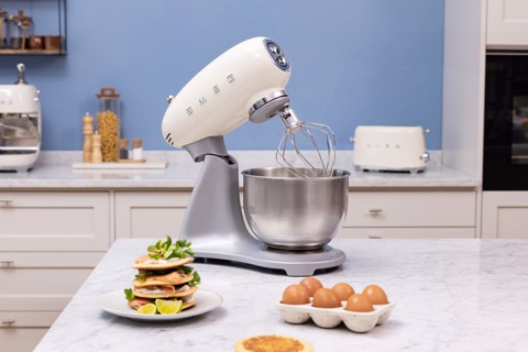 Smeg SMF04CREU sbattitore Sbattitore con base 800 W Crema