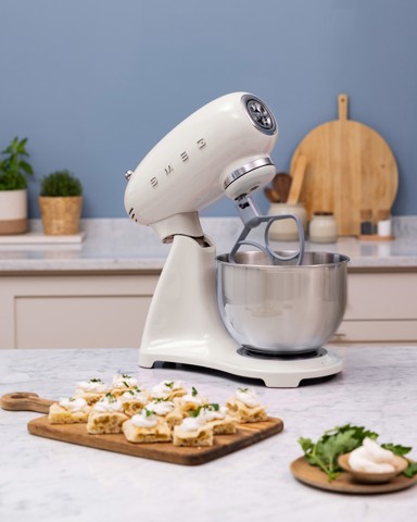 Smeg SMF05CREU sbattitore Sbattitore con base 1000 W Crema