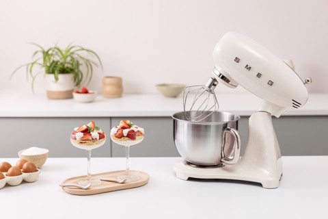 Smeg SMF05CREU sbattitore Sbattitore con base 1000 W Crema