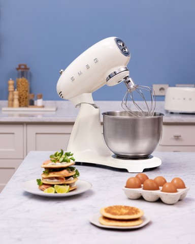 Smeg SMF05CREU sbattitore Sbattitore con base 1000 W Crema
