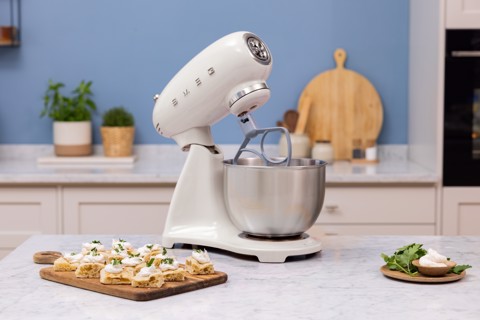 Smeg SMF05CREU sbattitore Sbattitore con base 1000 W Crema