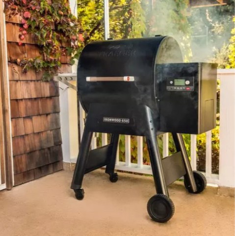 Traeger Barbecue a pellet Ironwood 650 con WiFi con modalità Super Smoke per 12 coperti