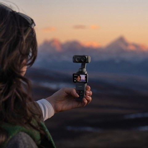 Videocamera 8K con gimbal, doppio obiettivo Leica, zoom fino a 12x, touchscreen OLED rimovibile da 2" e stabilizzazione a 3 assi.